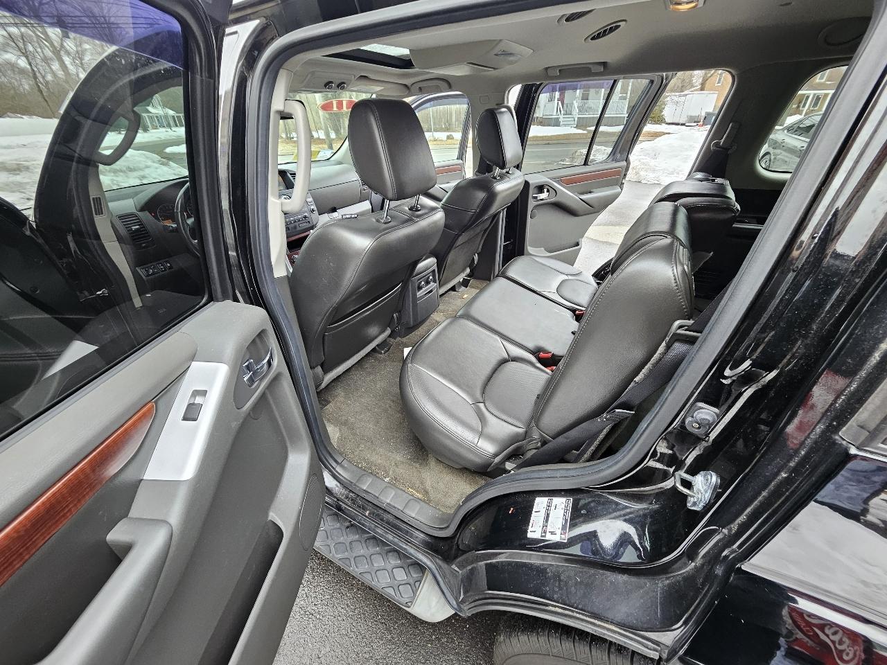 Nissan Pathfinder LE 4WD 2011