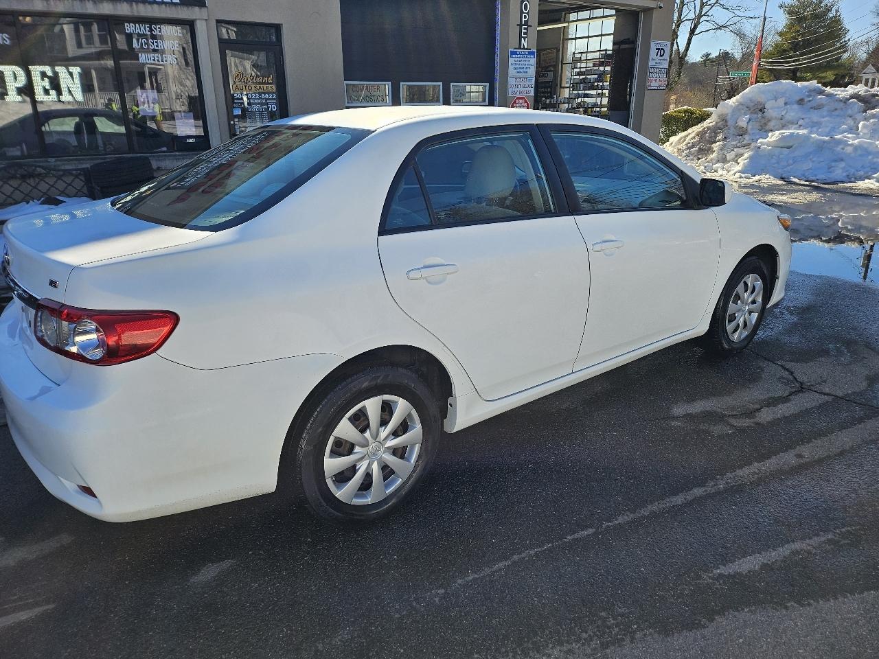 Toyota Corolla 4dr Sedan LE Auto 2011