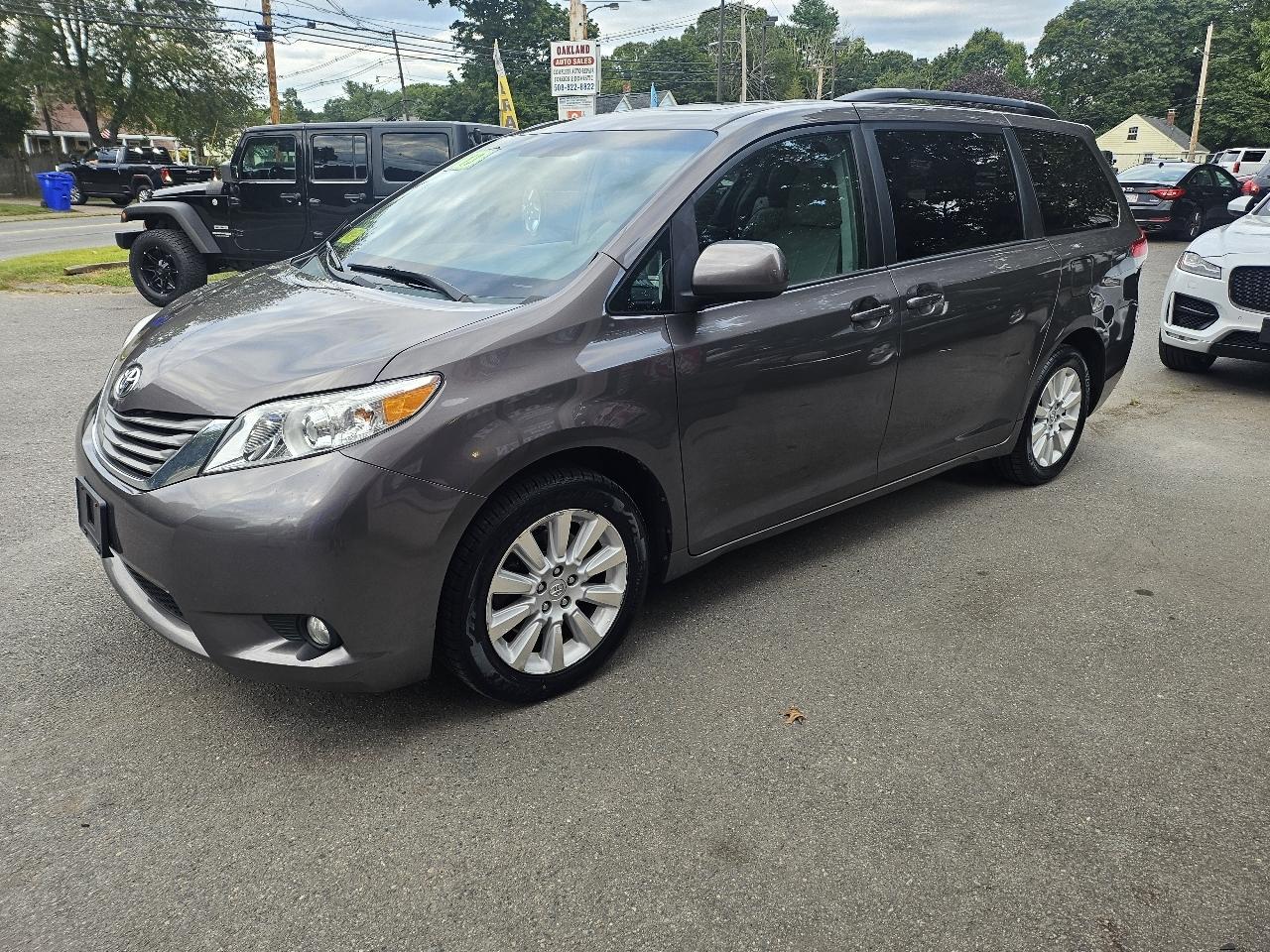 Toyota Sienna Limited AWD 7-Passenger V6 2013