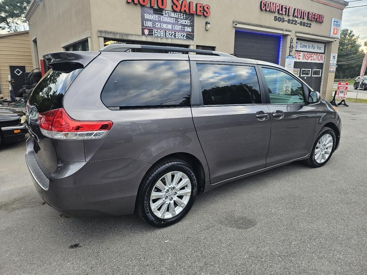 Toyota Sienna Limited AWD 7-Passenger V6 2013