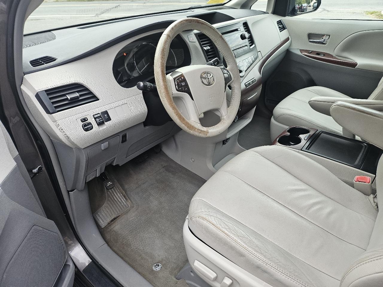 Toyota Sienna Limited AWD 7-Passenger V6 2013