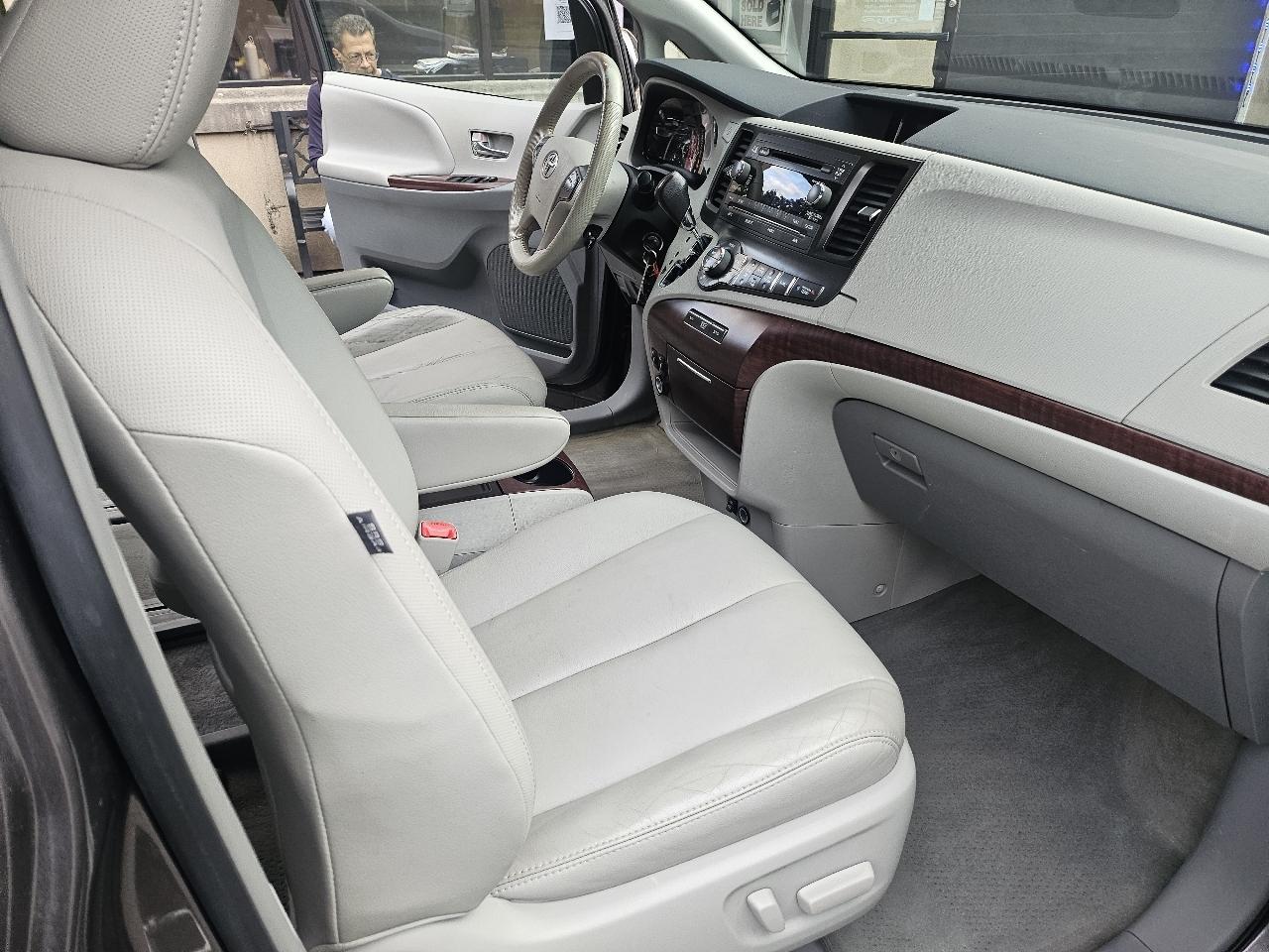Toyota Sienna Limited AWD 7-Passenger V6 2013