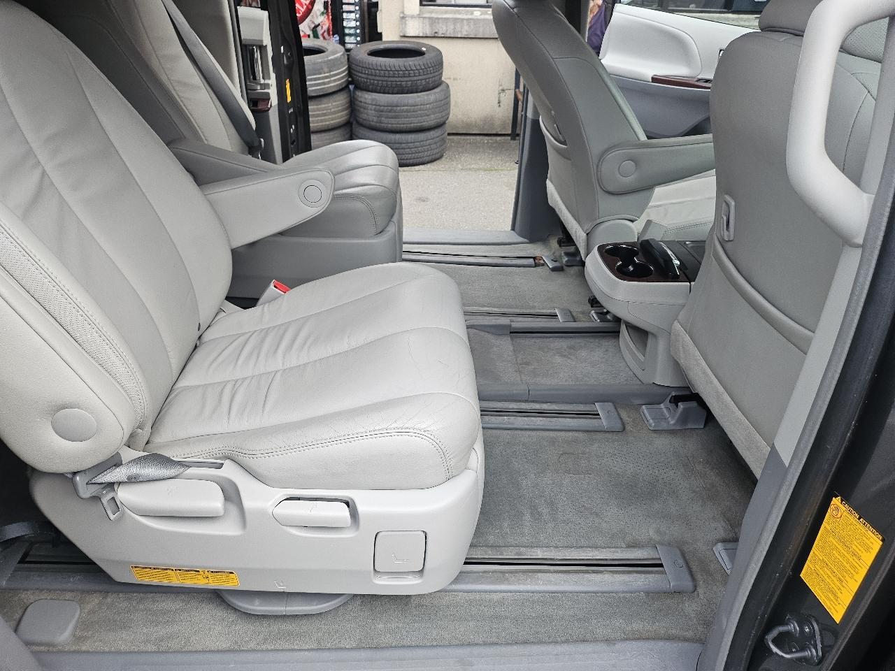 Toyota Sienna Limited AWD 7-Passenger V6 2013