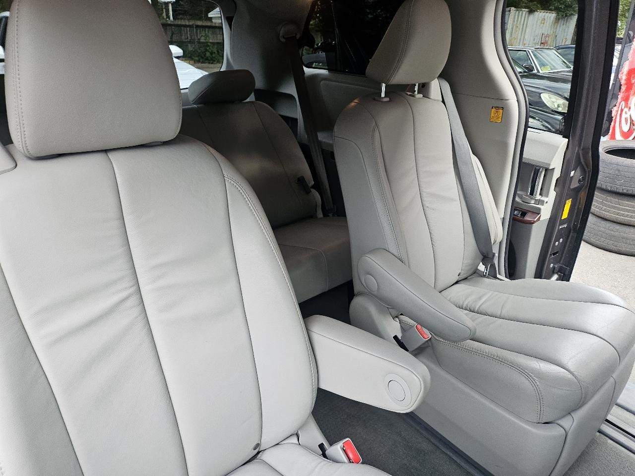 Toyota Sienna Limited AWD 7-Passenger V6 2013