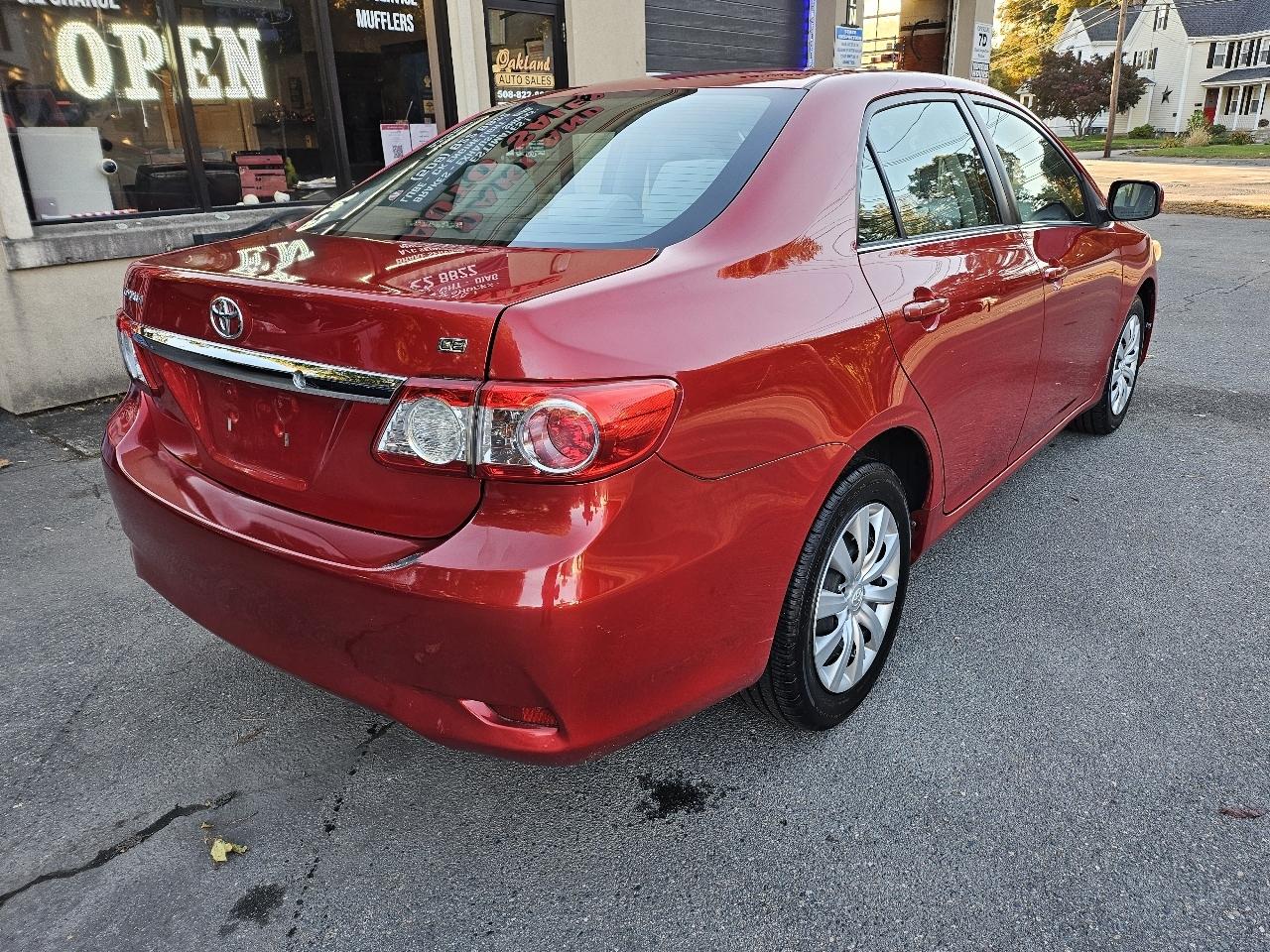 Toyota Corolla 4dr Sdn Auto LE (Natl) 2013