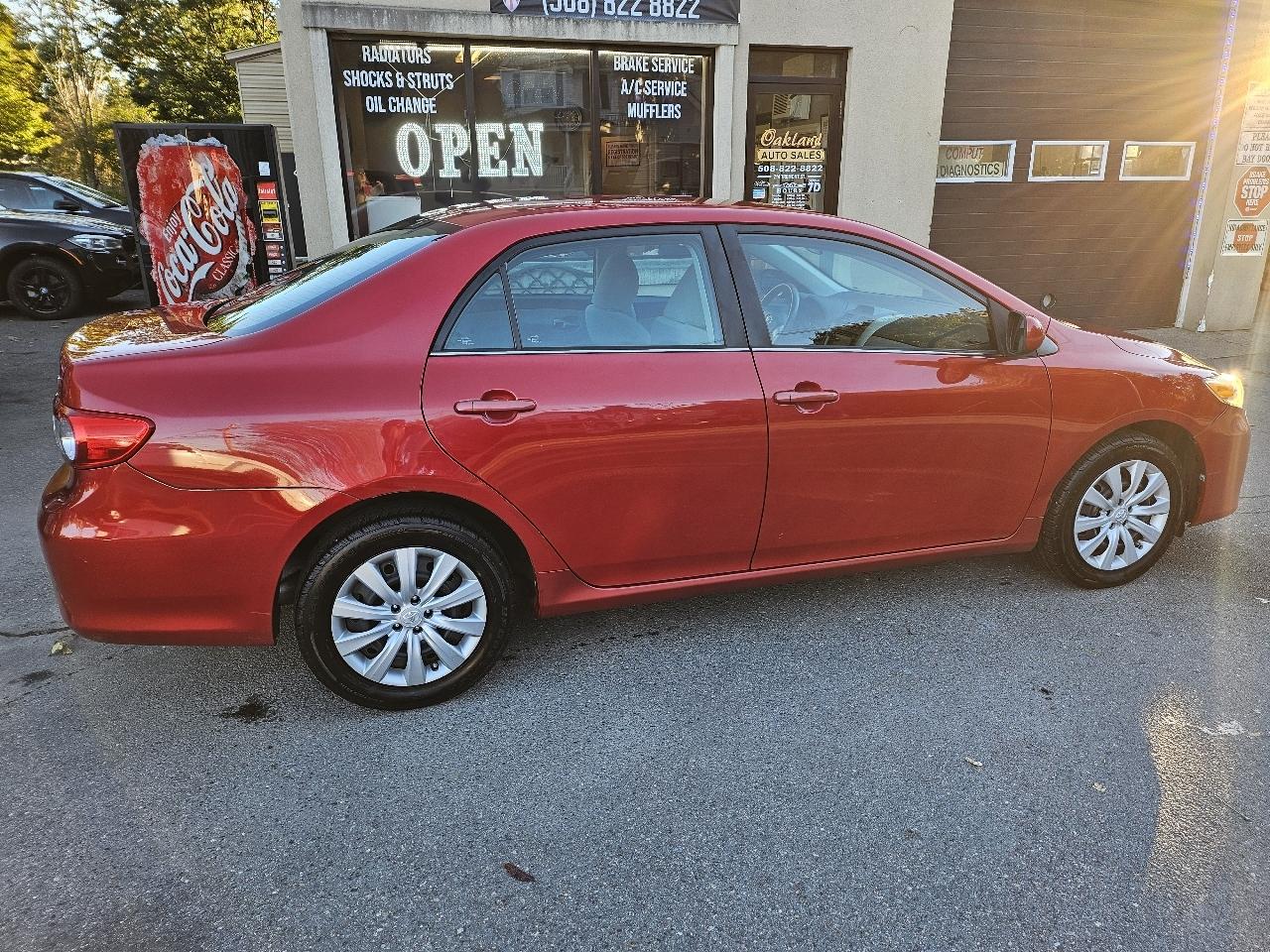 Toyota Corolla 4dr Sdn Auto LE (Natl) 2013