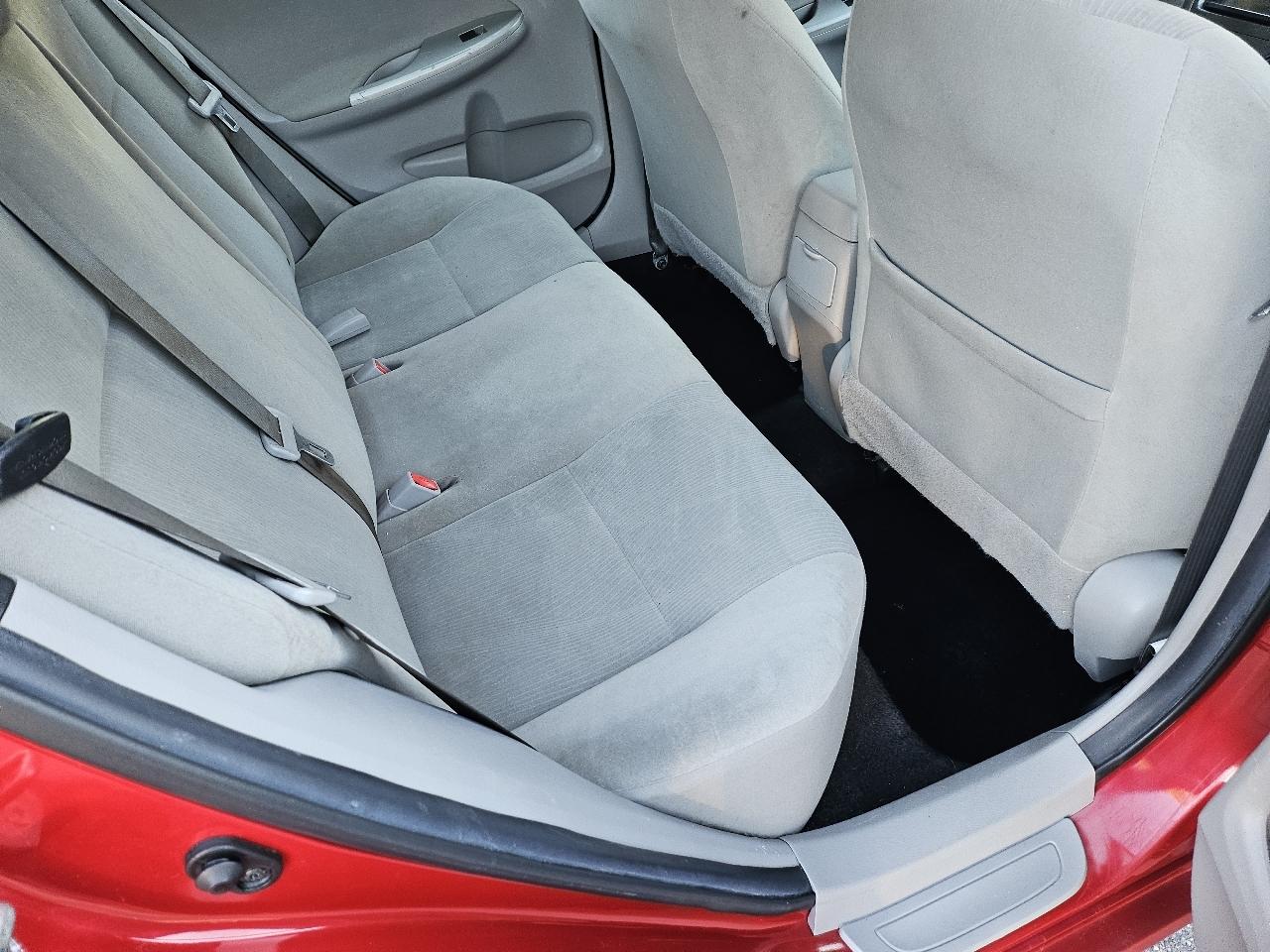Toyota Corolla 4dr Sdn Auto LE (Natl) 2013