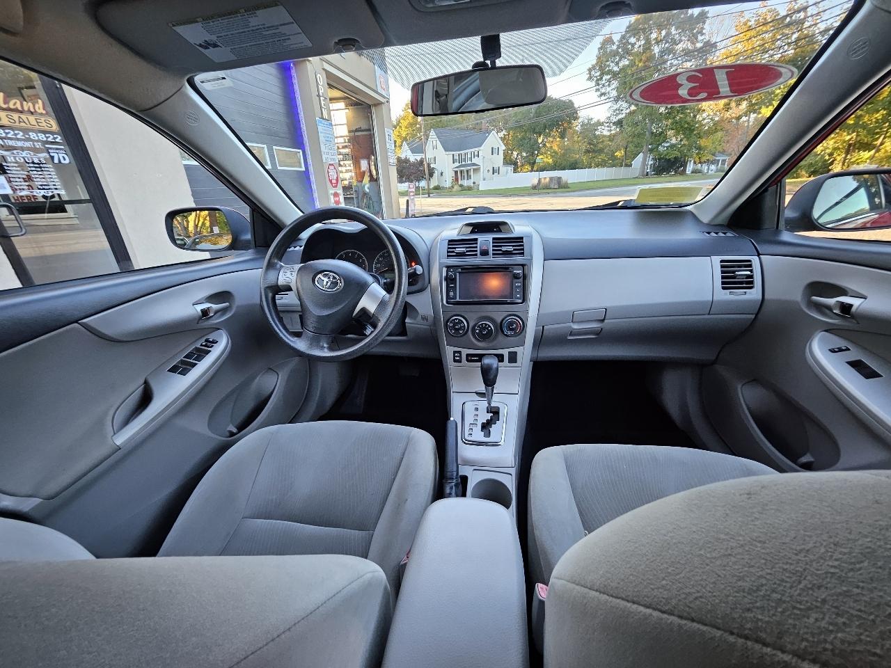 Toyota Corolla 4dr Sdn Auto LE (Natl) 2013