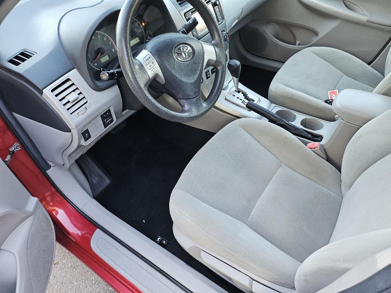 Toyota Corolla 4dr Sdn Auto LE (Natl) 2013