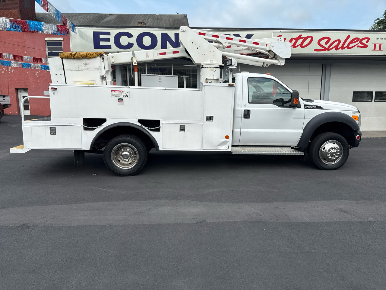Ford Super Duty F-550 DRW 2WD Reg Cab 141" WB 60" CA XLT 2011