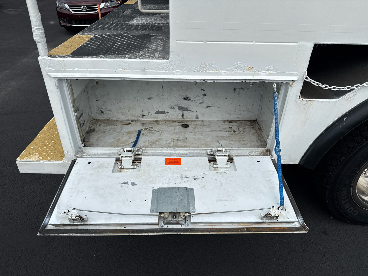 Ford Super Duty F-550 DRW 2WD Reg Cab 141" WB 60" CA XLT 2011