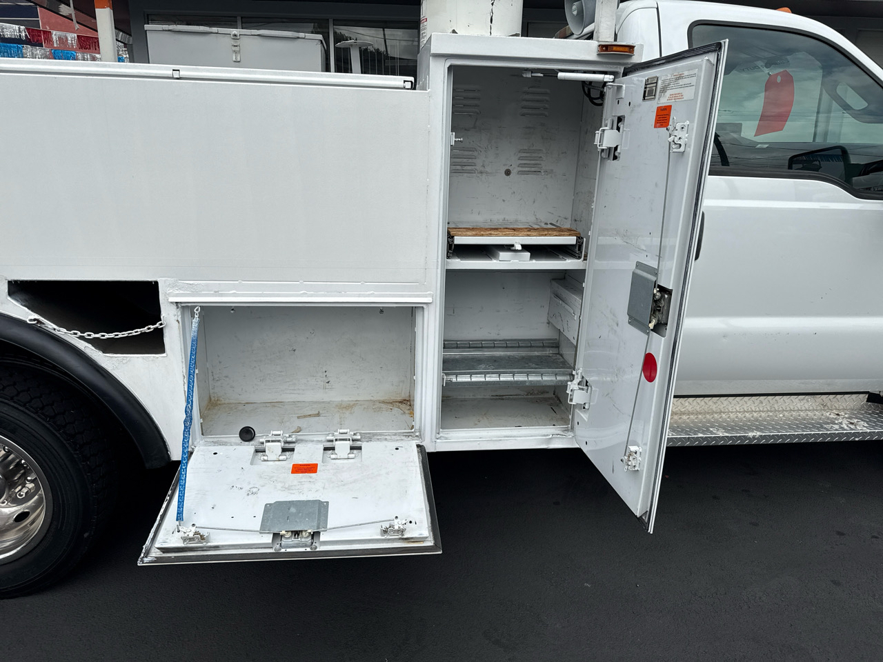 Ford Super Duty F-550 DRW 2WD Reg Cab 141" WB 60" CA XLT 2011