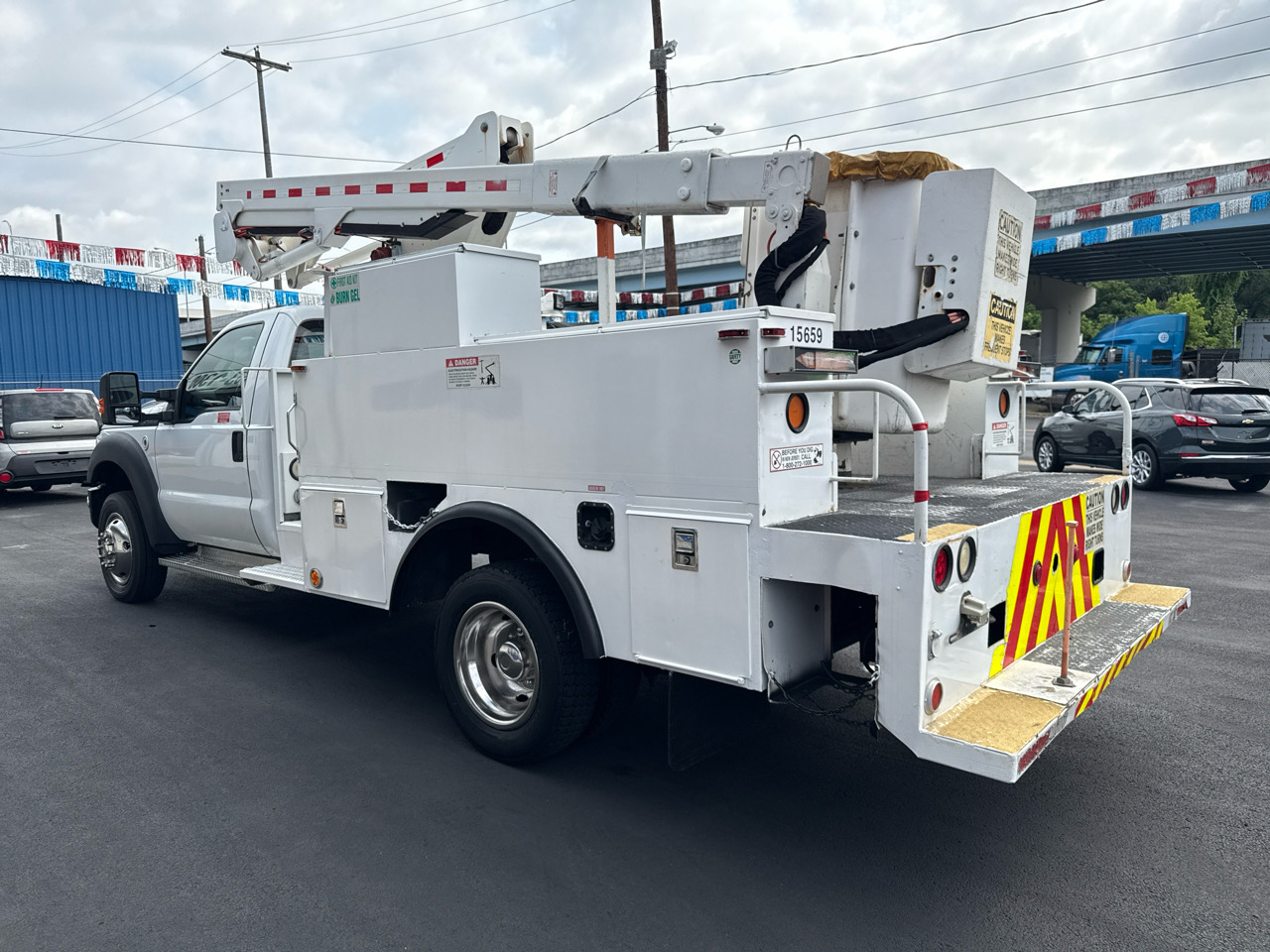 Ford Super Duty F-550 DRW 2WD Reg Cab 141" WB 60" CA XLT 2011