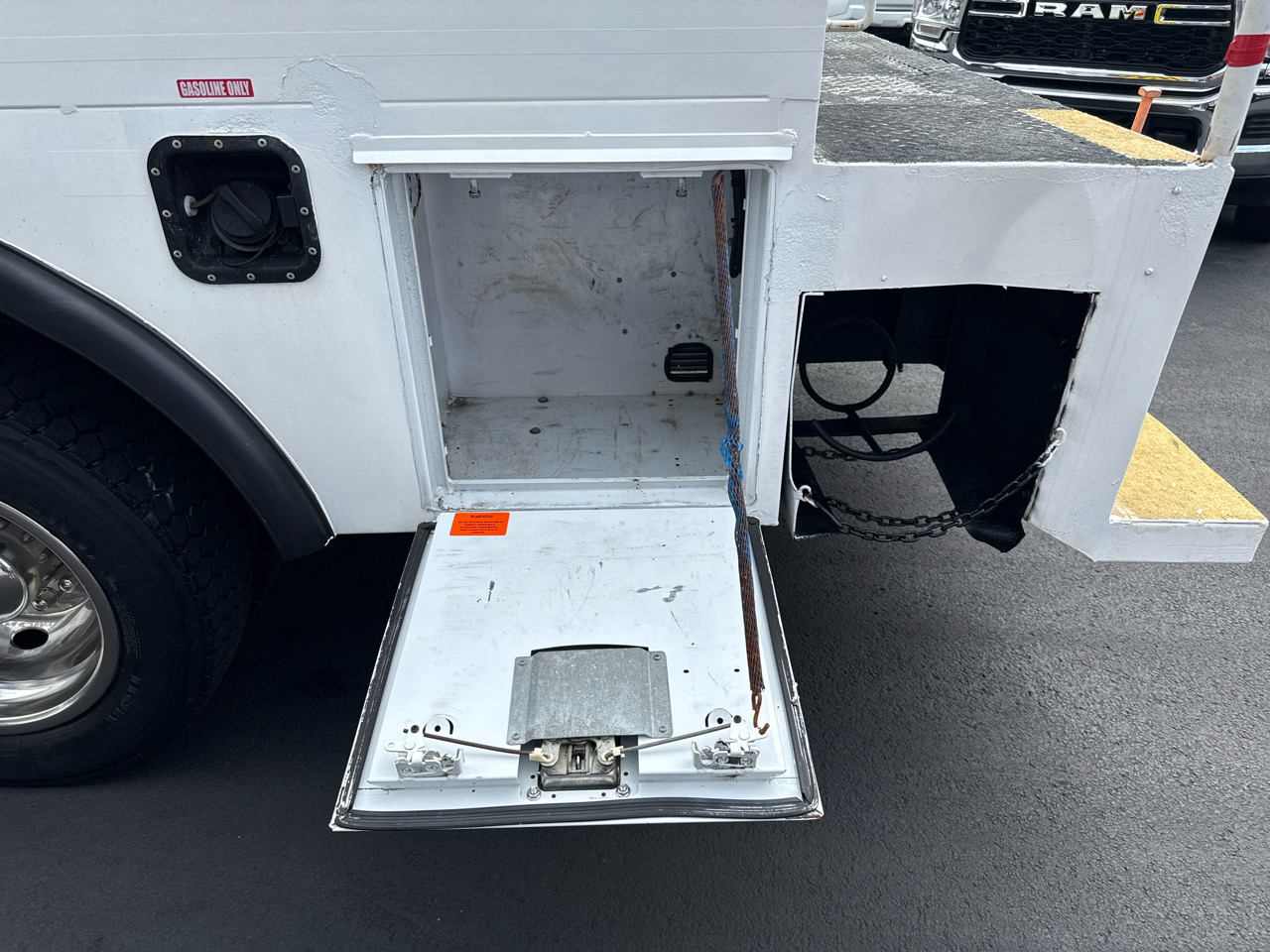 Ford Super Duty F-550 DRW 2WD Reg Cab 141" WB 60" CA XLT 2011