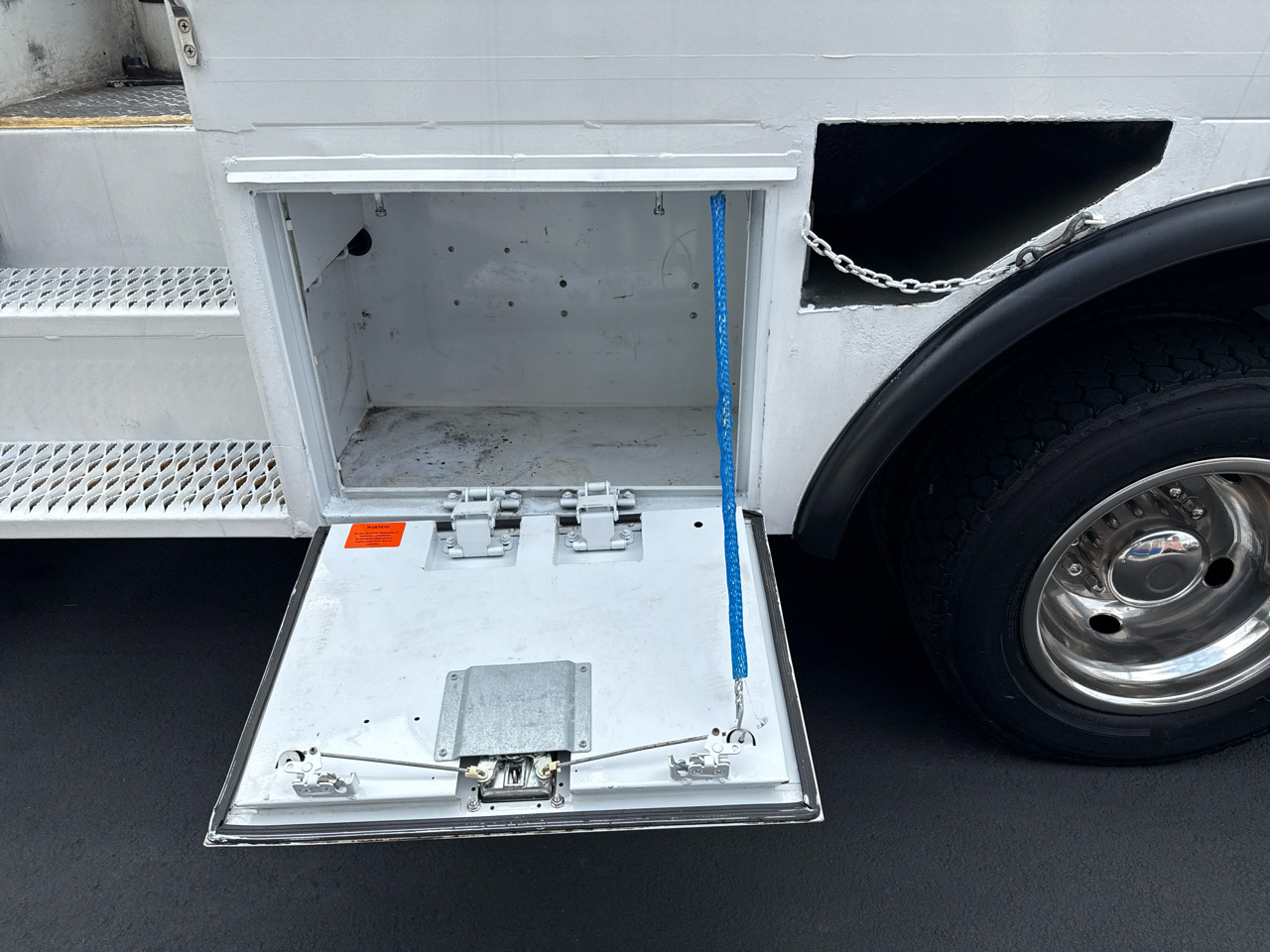 Ford Super Duty F-550 DRW 2WD Reg Cab 141" WB 60" CA XLT 2011