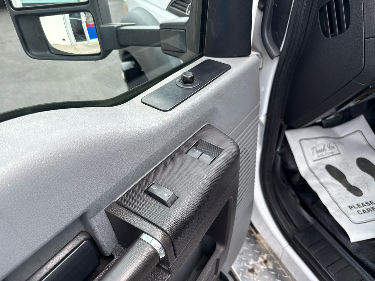 Ford Super Duty F-550 DRW 2WD Reg Cab 141" WB 60" CA XLT 2011