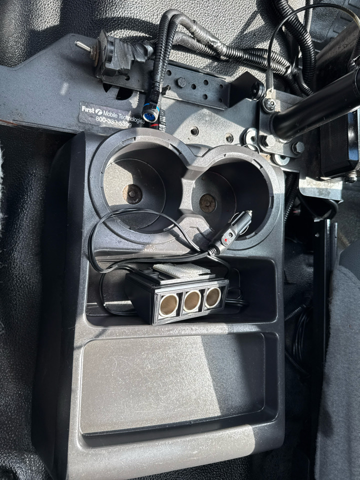 Ford Super Duty F-550 DRW 2WD Reg Cab 141" WB 60" CA XLT 2011