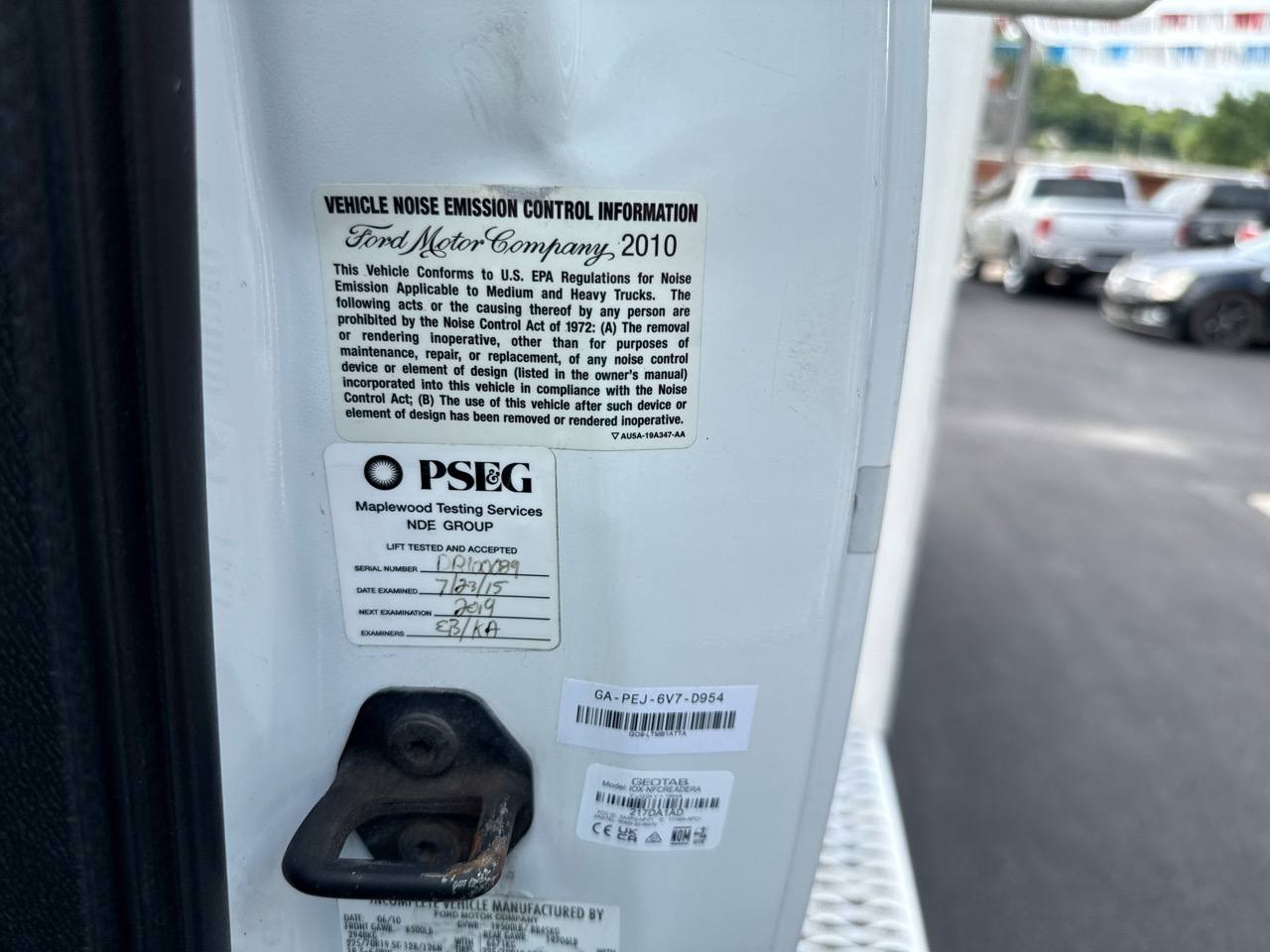 Ford Super Duty F-550 DRW 2WD Reg Cab 141" WB 60" CA XLT 2011