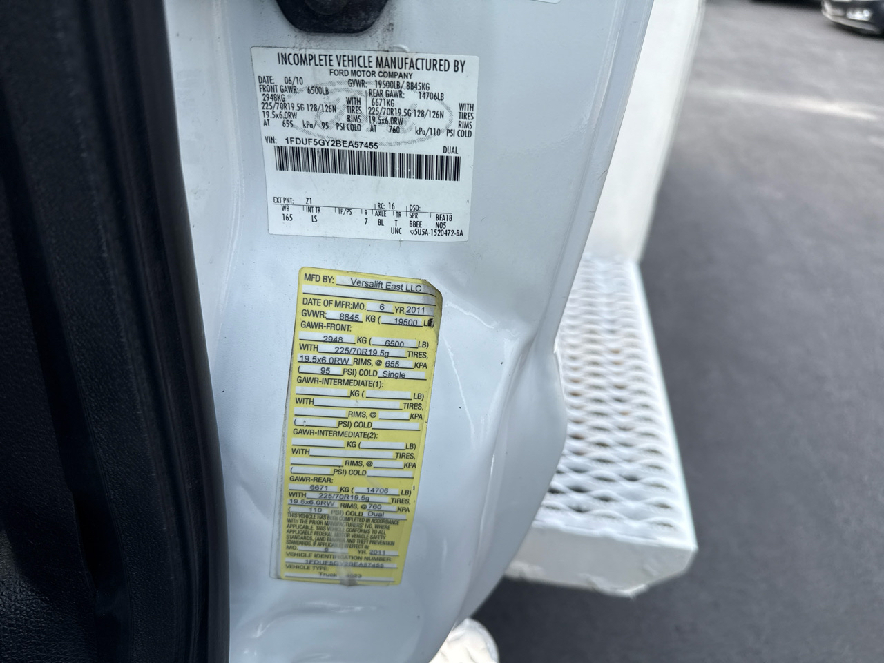 Ford Super Duty F-550 DRW 2WD Reg Cab 141" WB 60" CA XLT 2011