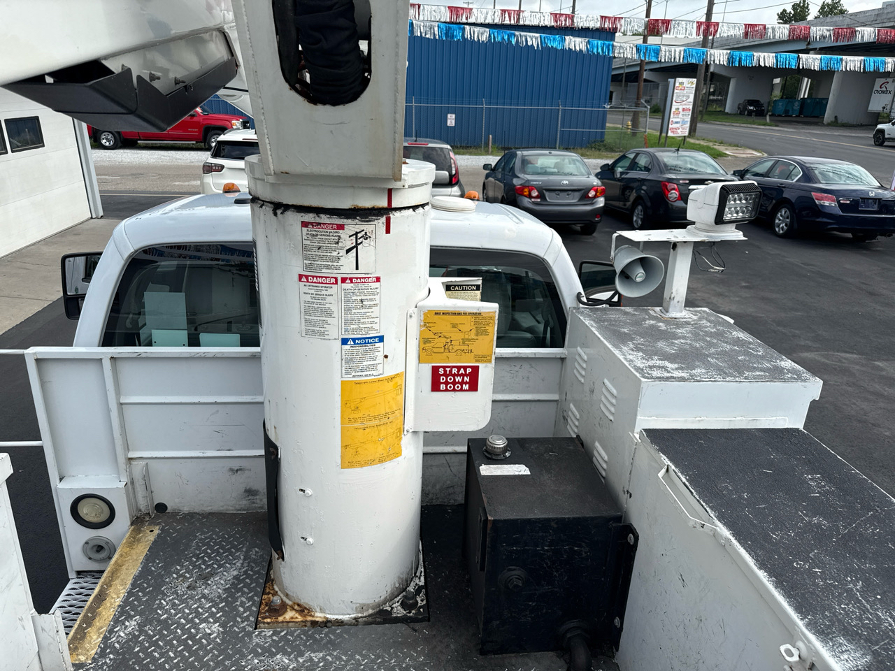 Ford Super Duty F-550 DRW 2WD Reg Cab 141" WB 60" CA XLT 2011