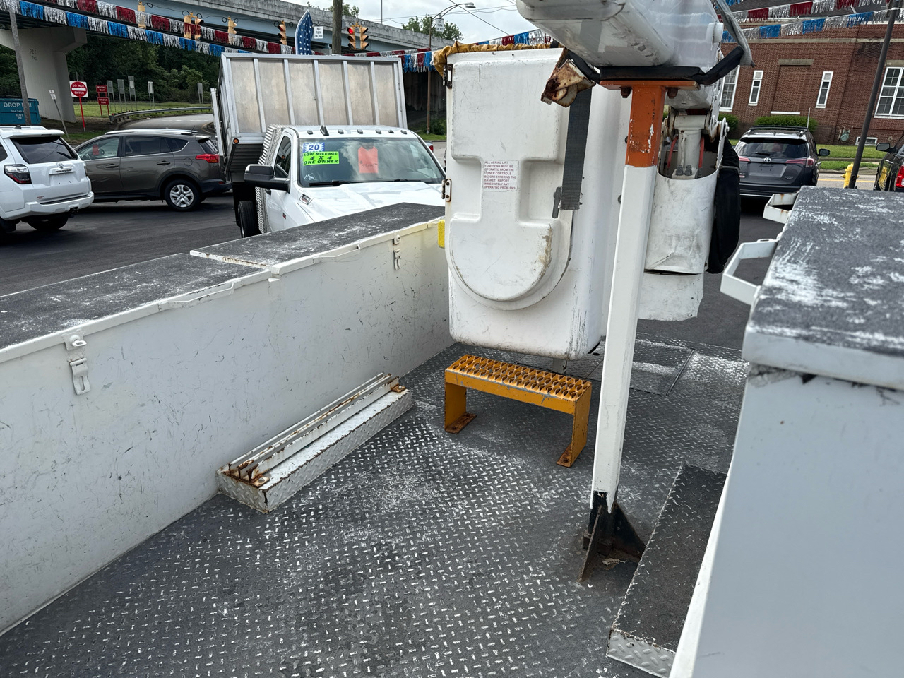 Ford Super Duty F-550 DRW 2WD Reg Cab 141" WB 60" CA XLT 2011