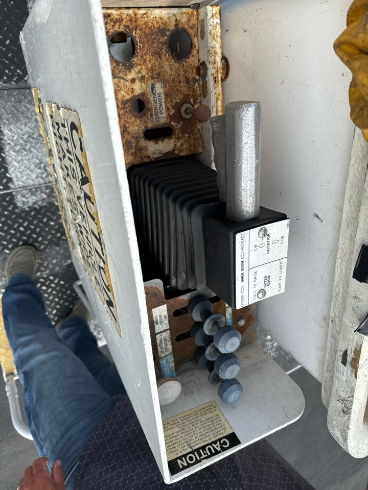 Ford Super Duty F-550 DRW 2WD Reg Cab 141" WB 60" CA XLT 2011