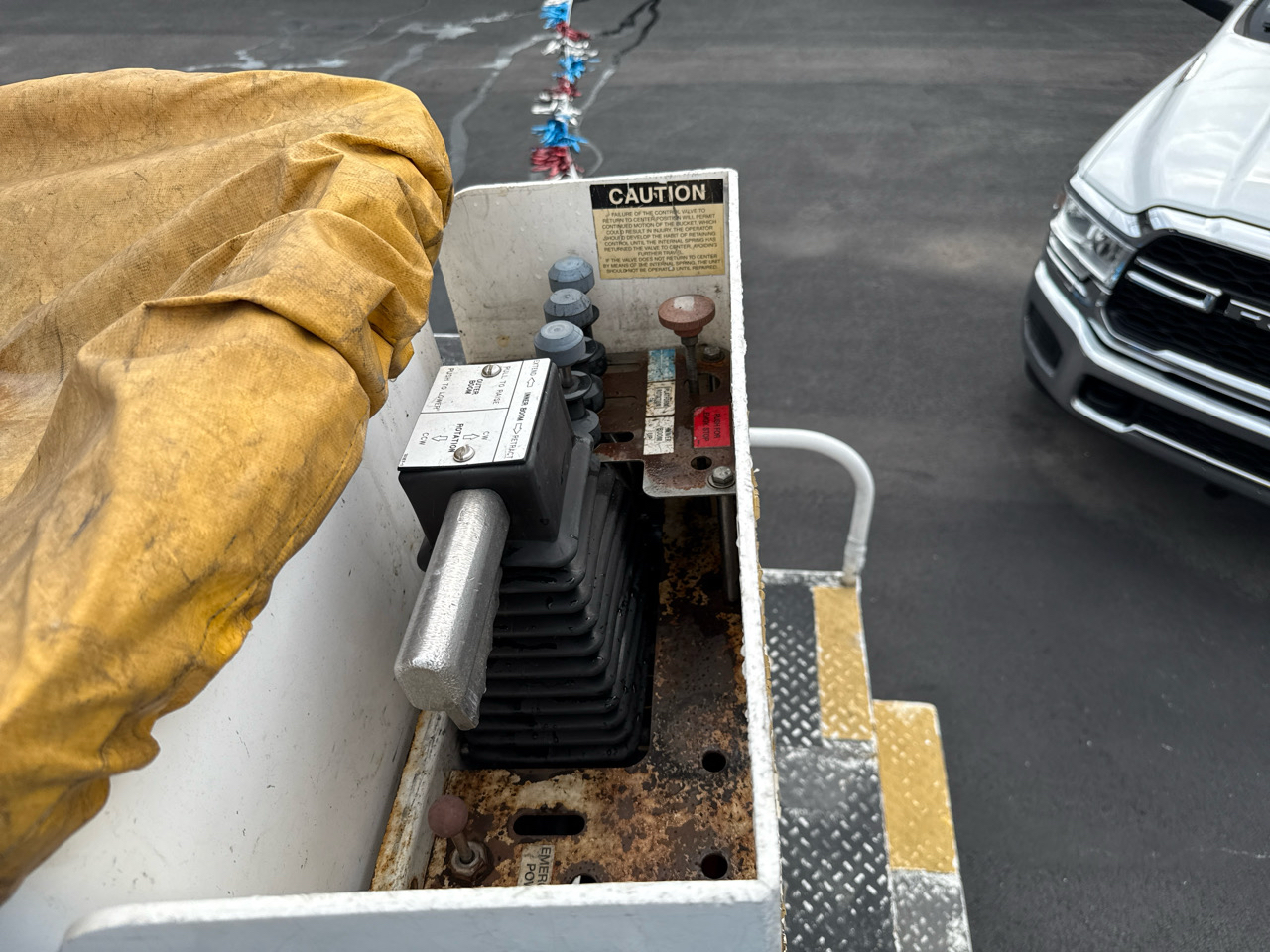 Ford Super Duty F-550 DRW 2WD Reg Cab 141" WB 60" CA XLT 2011