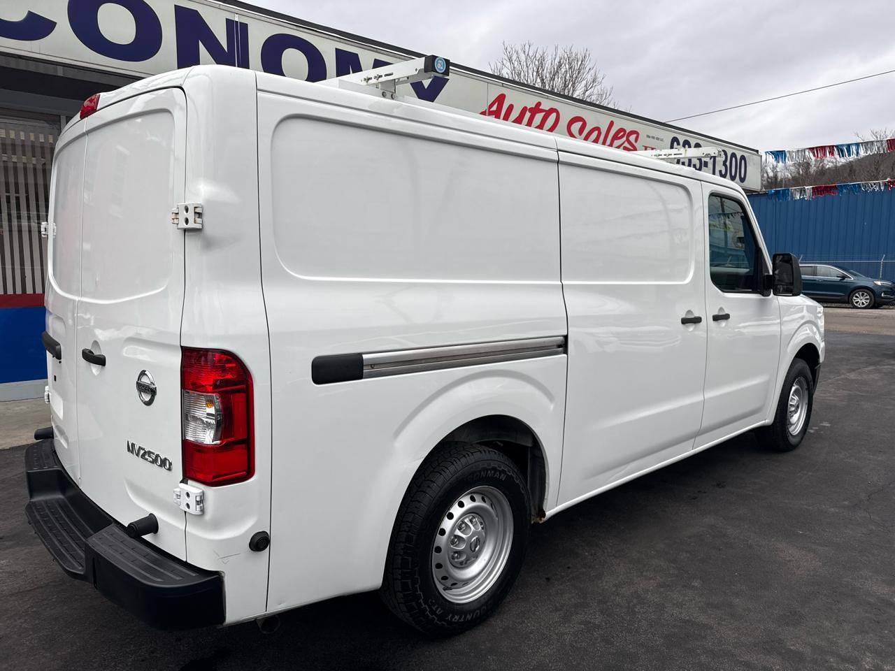 Nissan NV Cargo NV2500 HD Standard Roof V6 S 2017