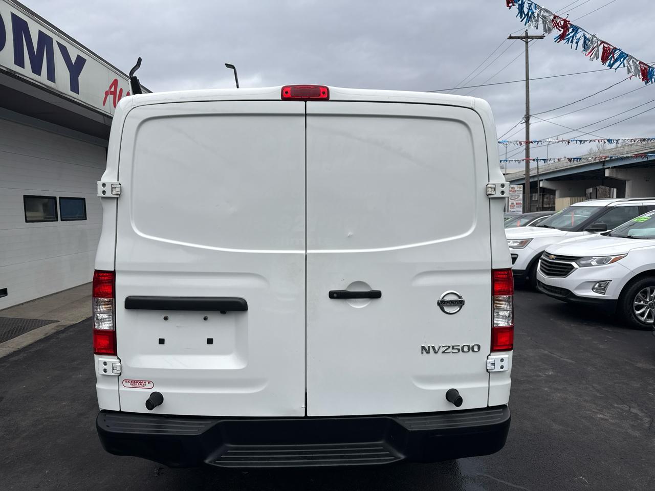 Nissan NV Cargo NV2500 HD Standard Roof V6 S 2017