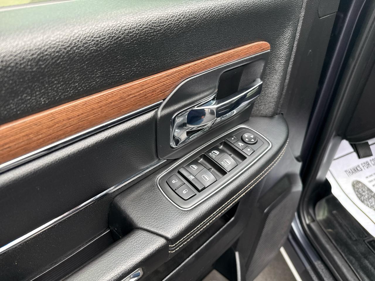 RAM 1500 4WD Crew Cab 140.5" Laramie 2014