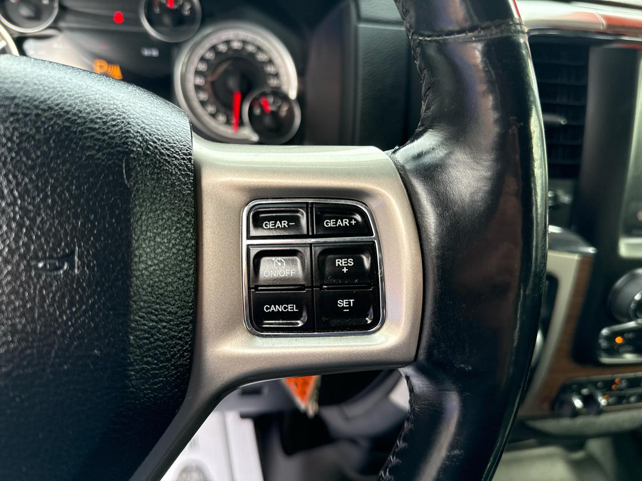 RAM 1500 4WD Crew Cab 140.5" Laramie 2014