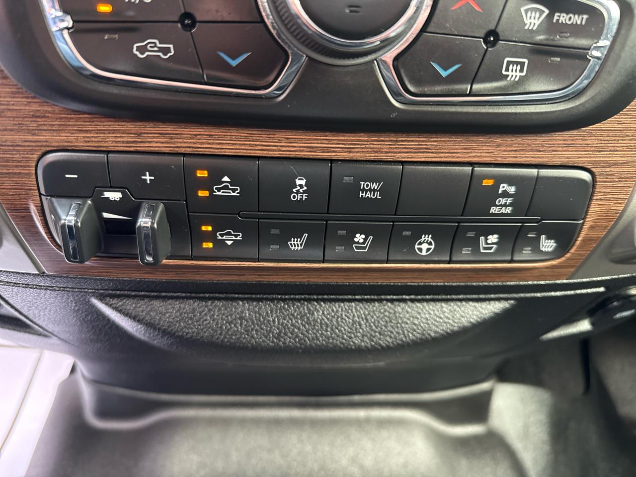 RAM 1500 4WD Crew Cab 140.5" Laramie 2014