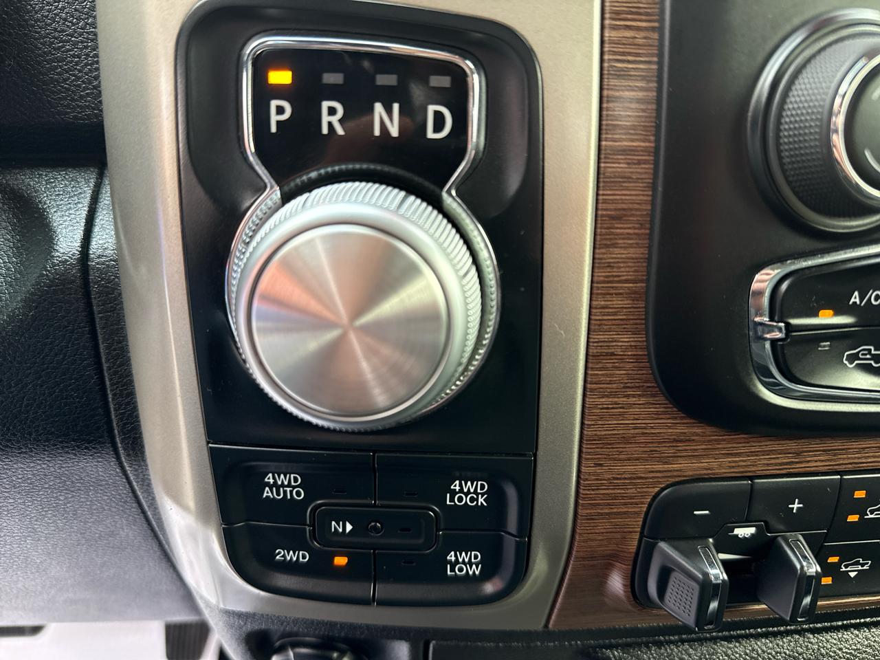 RAM 1500 4WD Crew Cab 140.5" Laramie 2014