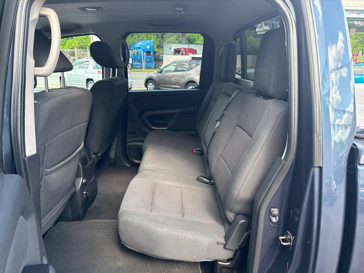Nissan Titan 4WD Crew Cab SWB SV 2015