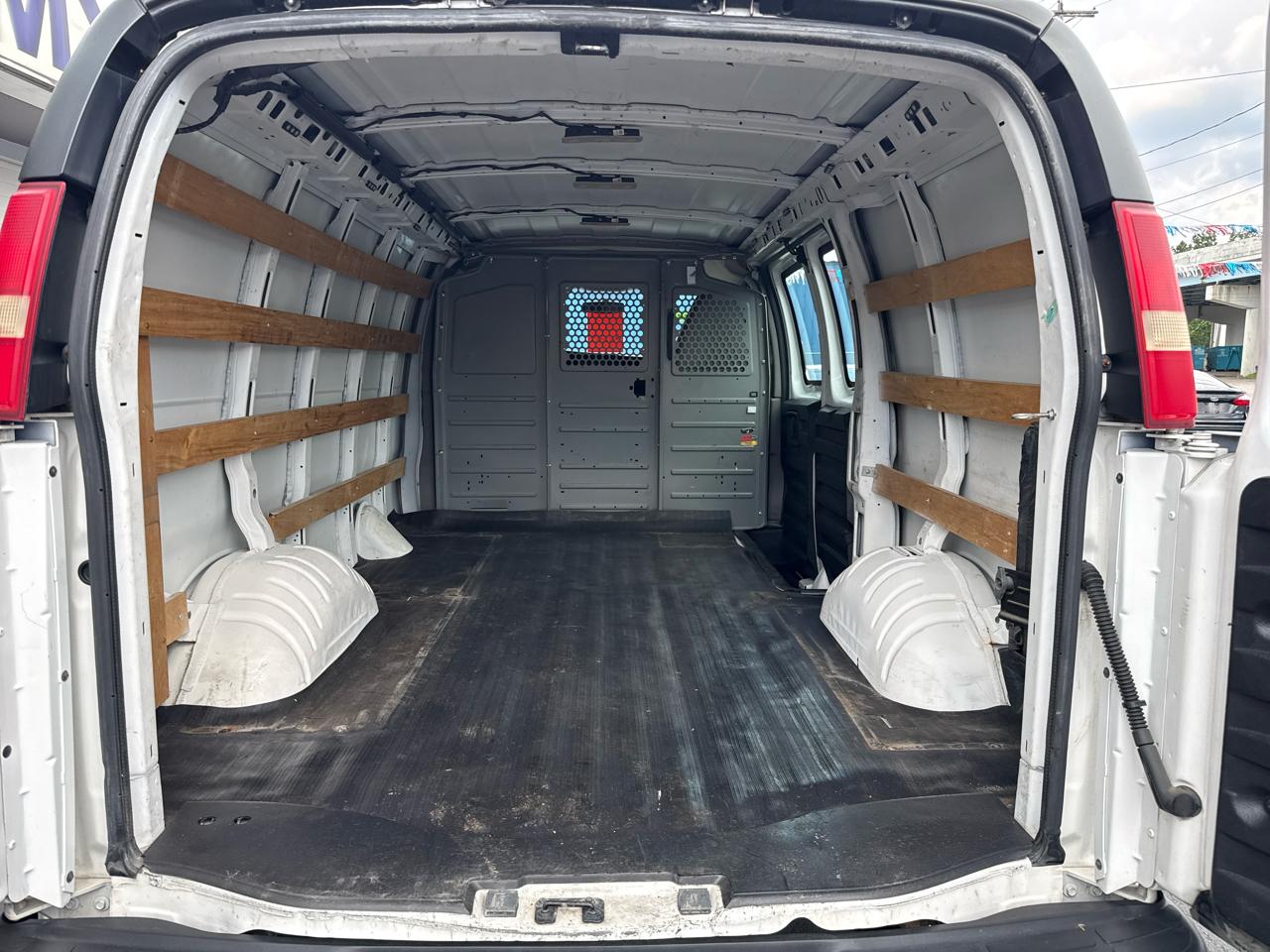 GMC Savana Cargo Van RWD 2500 135" 2015