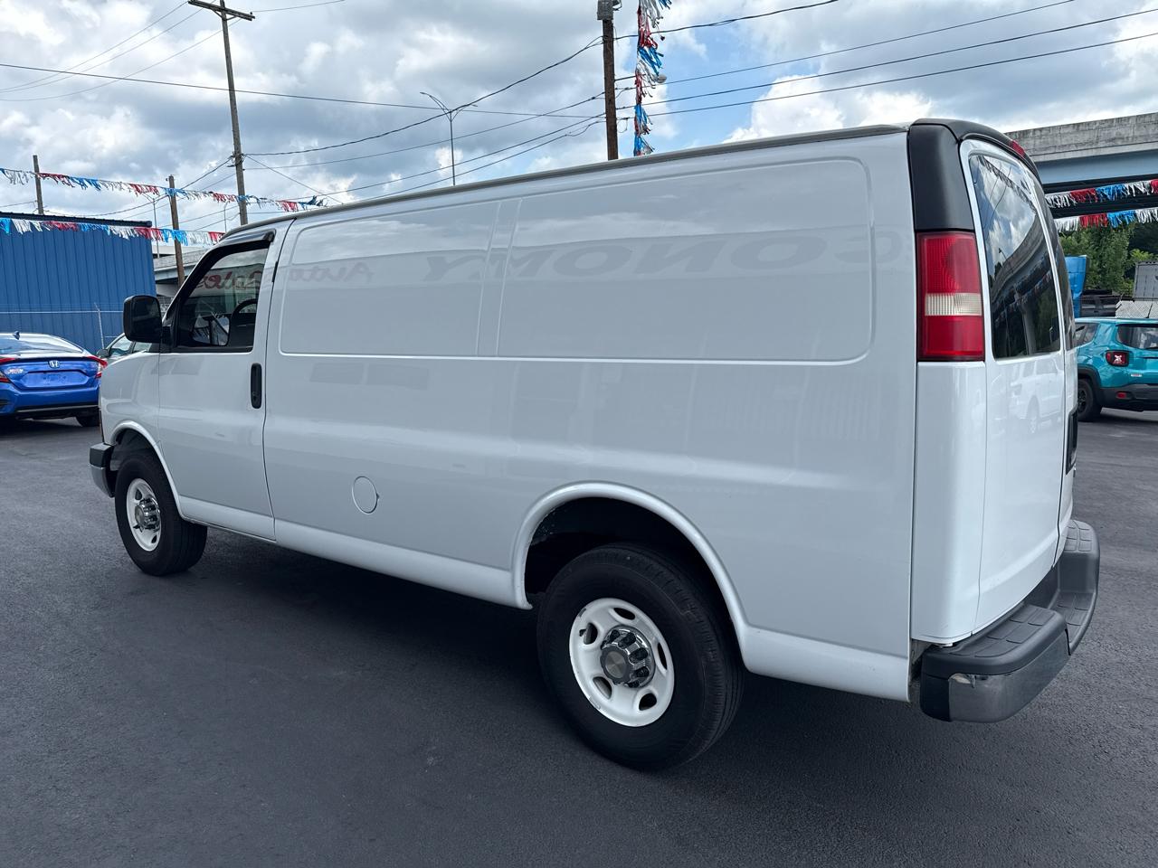 GMC Savana Cargo Van RWD 2500 135" 2015