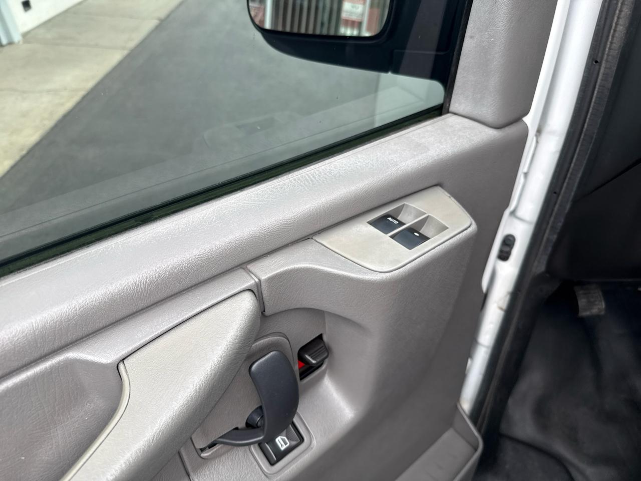 GMC Savana Cargo Van RWD 2500 135" 2015