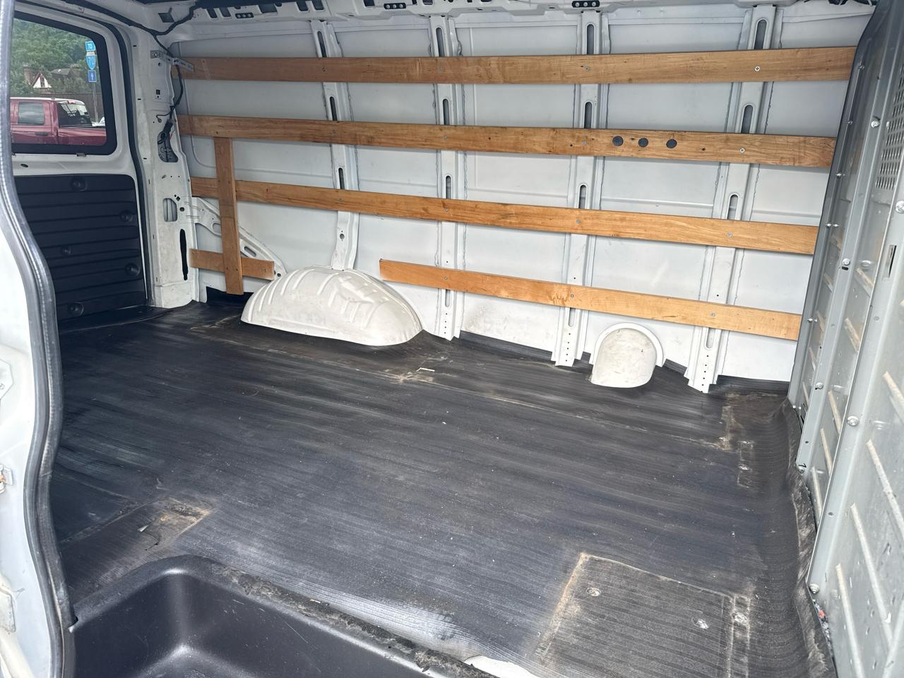 GMC Savana Cargo Van RWD 2500 135" 2015