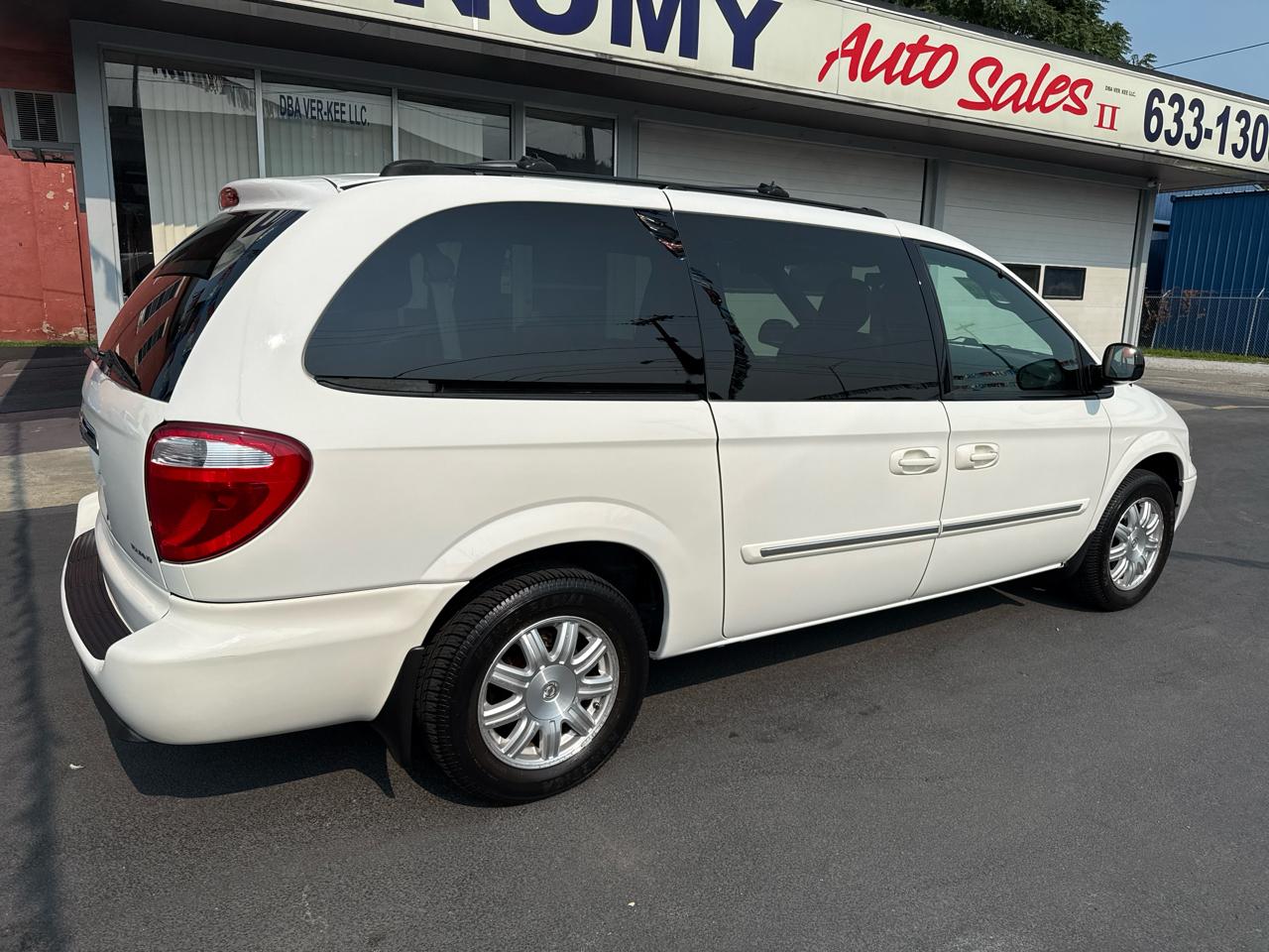 Chrysler Town & Country 4dr LWB Touring FWD 2005