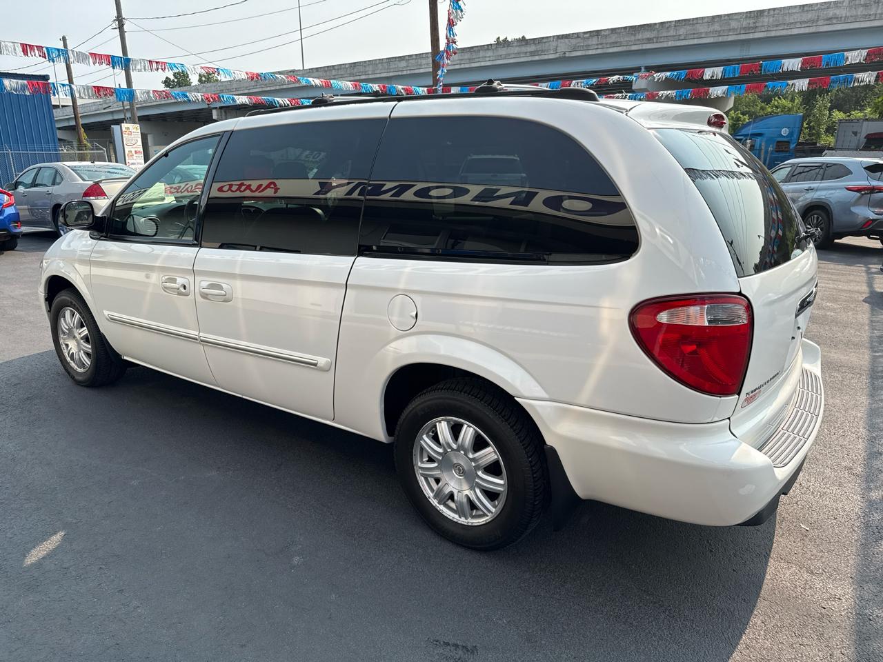 Chrysler Town & Country 4dr LWB Touring FWD 2005
