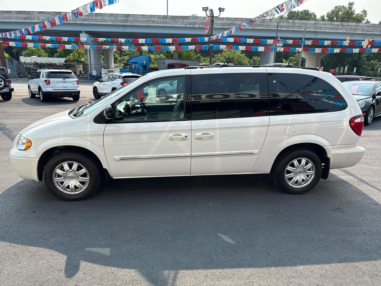 Chrysler Town & Country 4dr LWB Touring FWD 2005