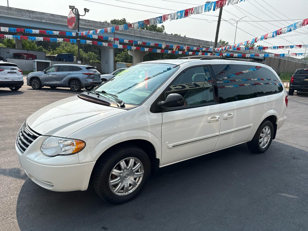 Chrysler Town & Country 4dr LWB Touring FWD 2005