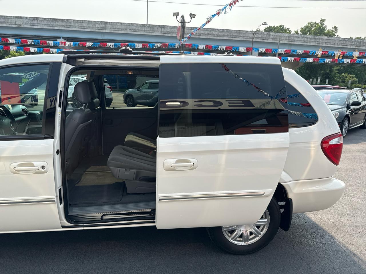 Chrysler Town & Country 4dr LWB Touring FWD 2005