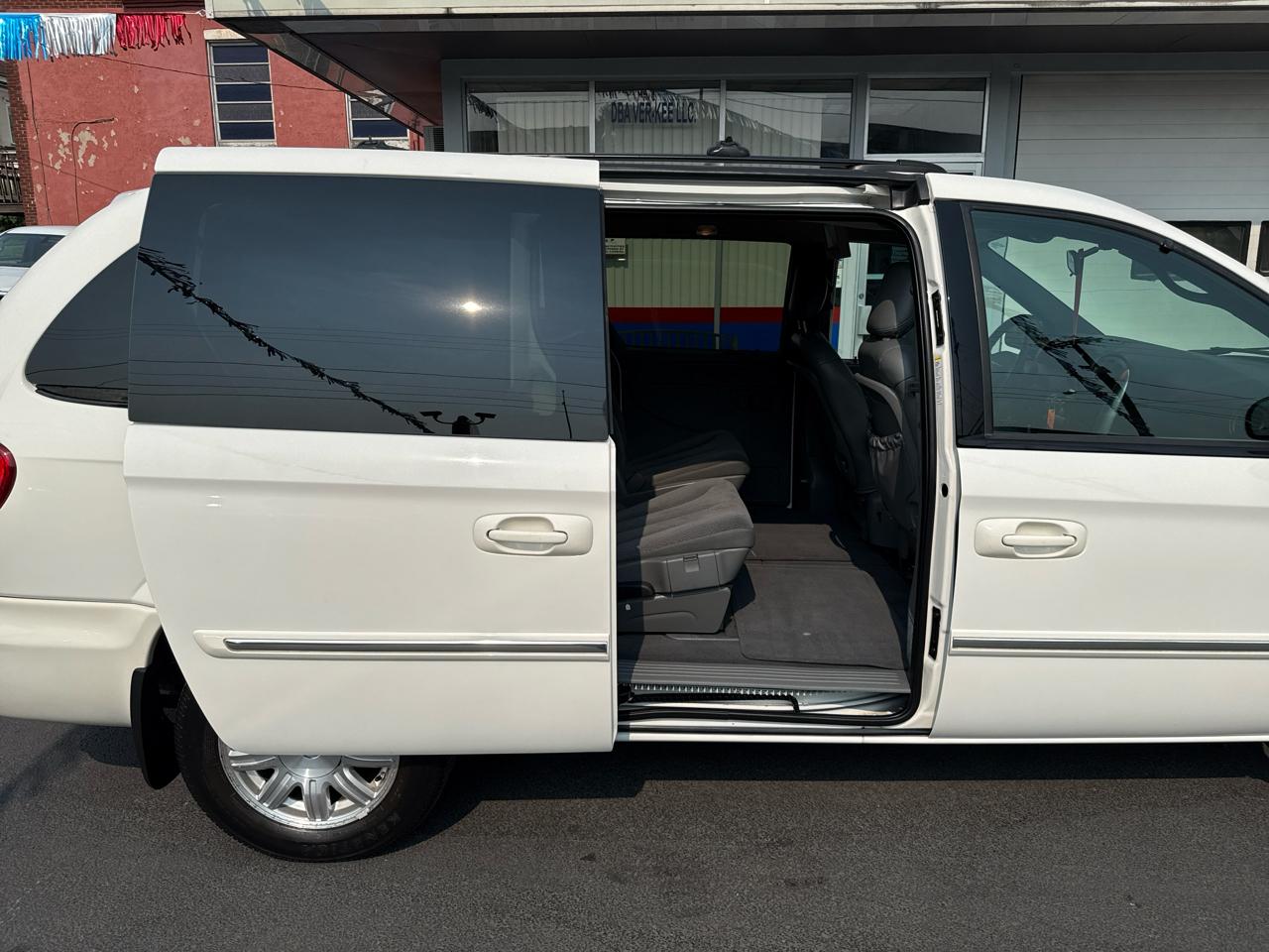 Chrysler Town & Country 4dr LWB Touring FWD 2005