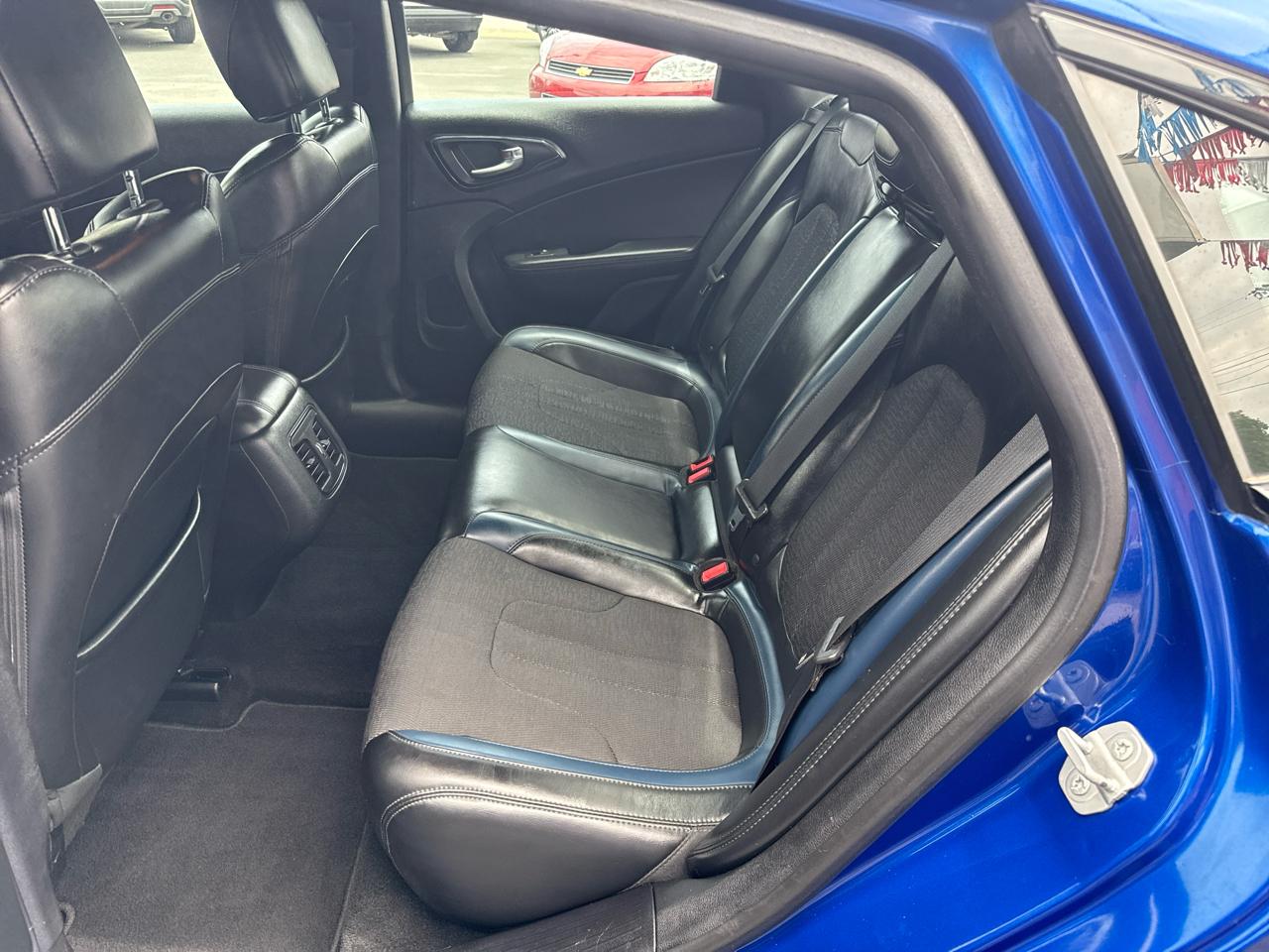 Chrysler 200 4dr Sdn S FWD 2015