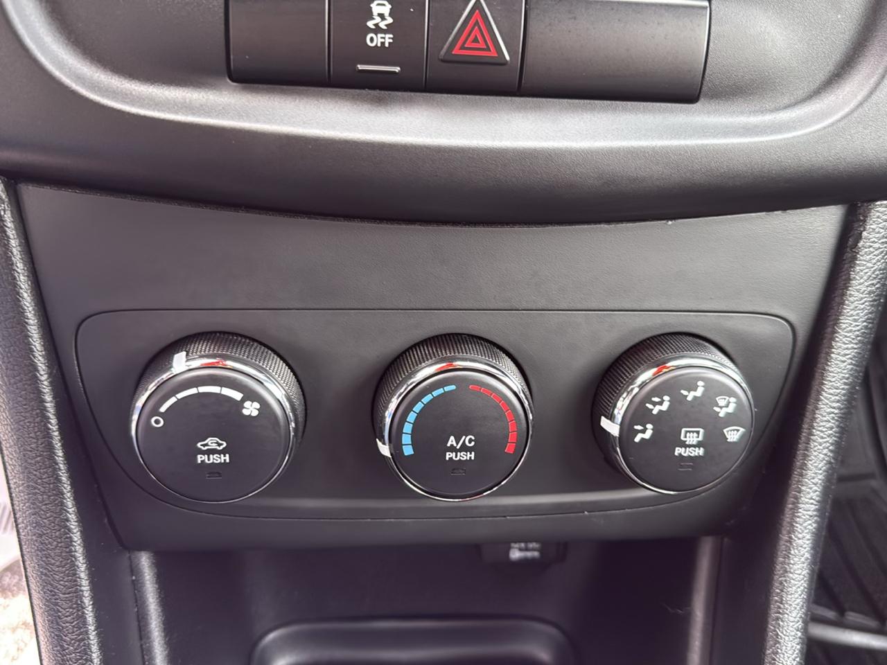 Dodge Avenger 4dr Sdn SE 2012