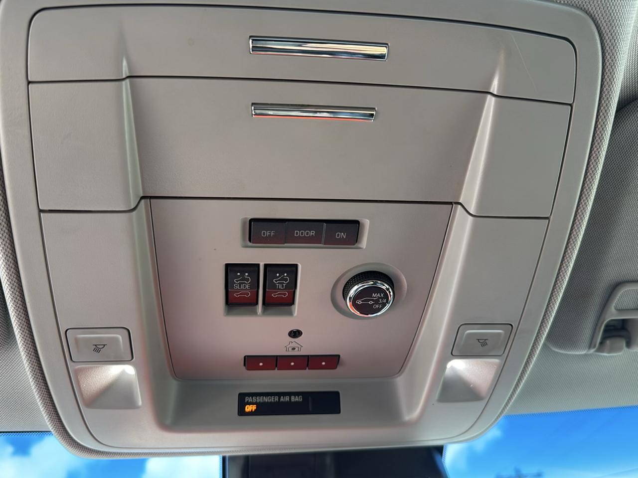 Chevrolet Suburban 4WD 4dr 1500 LT 2019