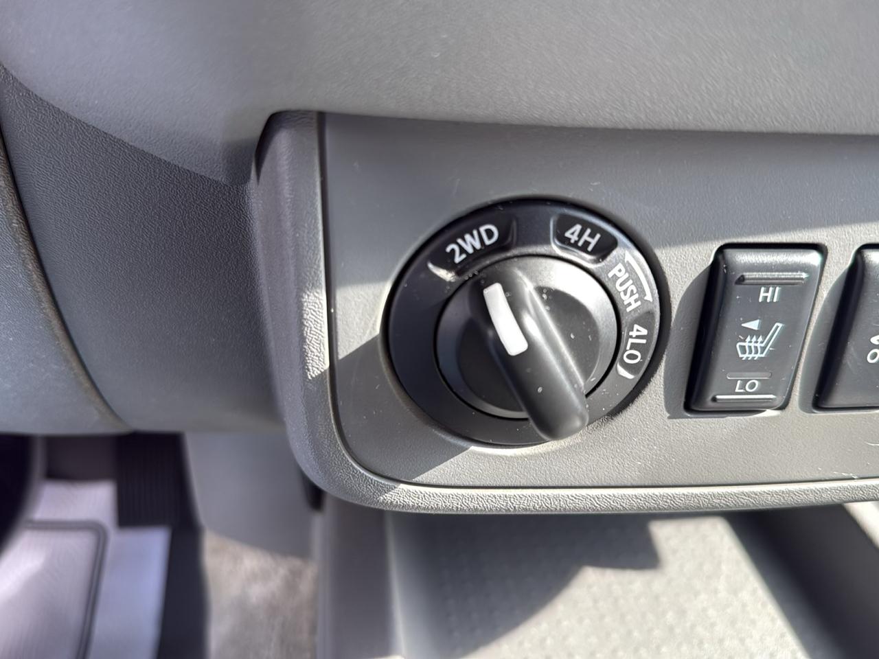 Nissan Frontier 4WD Crew Cab LWB Auto SV 2015