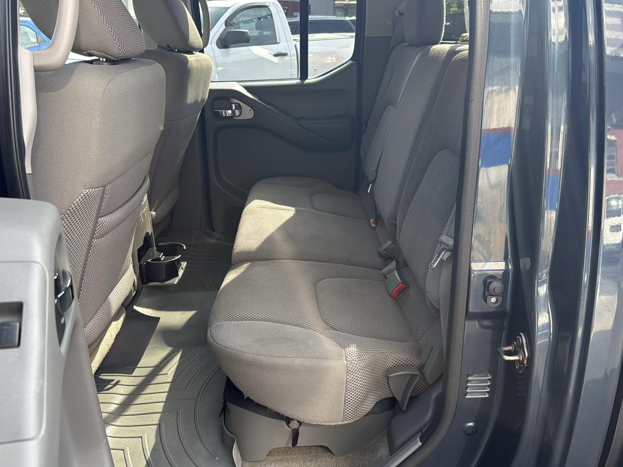 Nissan Frontier 4WD Crew Cab LWB Auto SV 2015