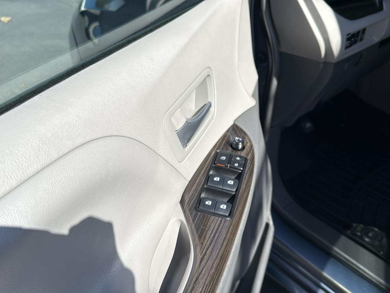 Toyota Sienna Limited Premium AWD 7-Passenger (Natl) 2017